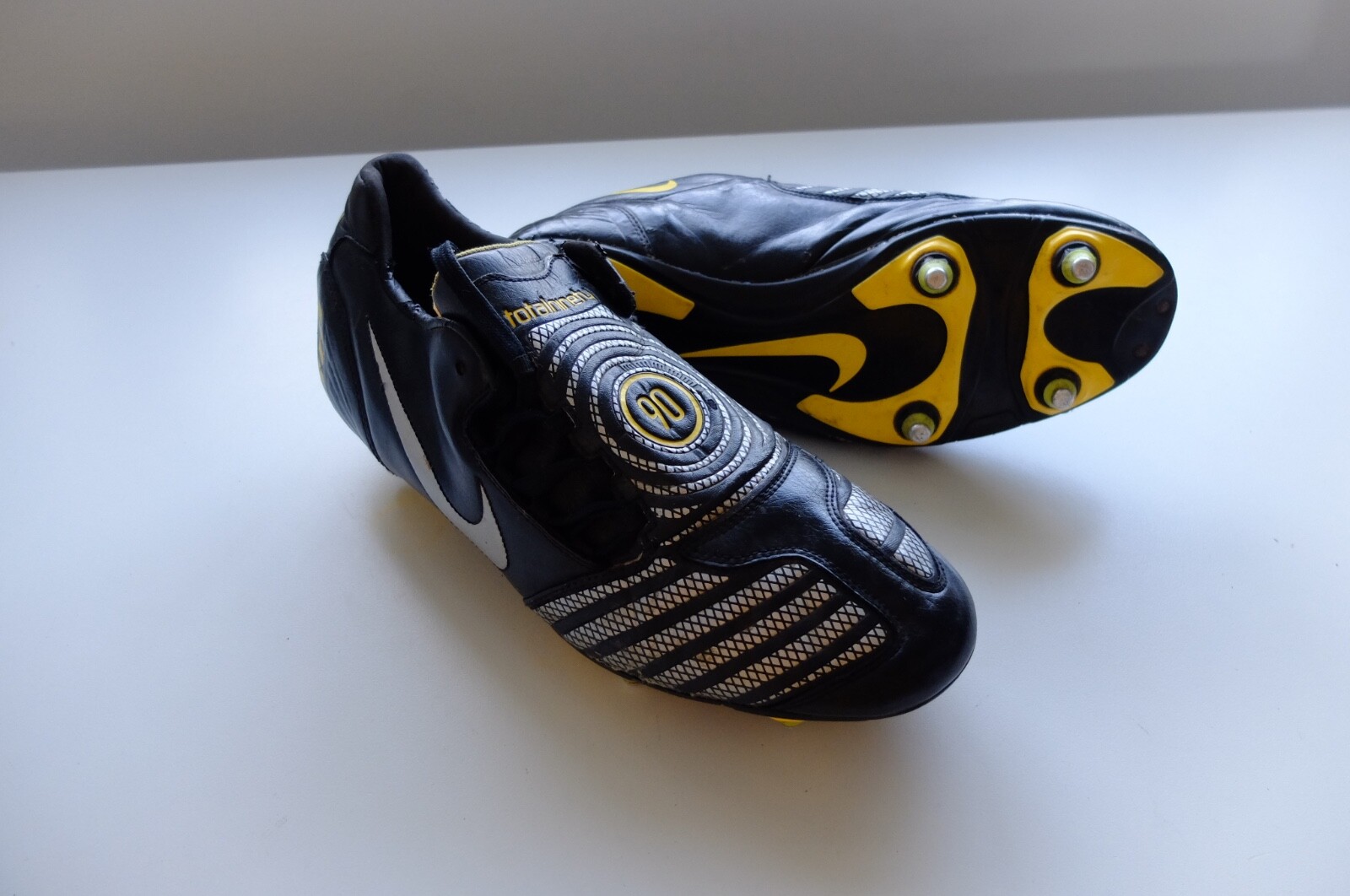 Vintage Nike T90 Football Boots UK 11 Metal studs 2008 SG Vintage Nike T90 Football Boots UK 11 Metal studs 2008 SG