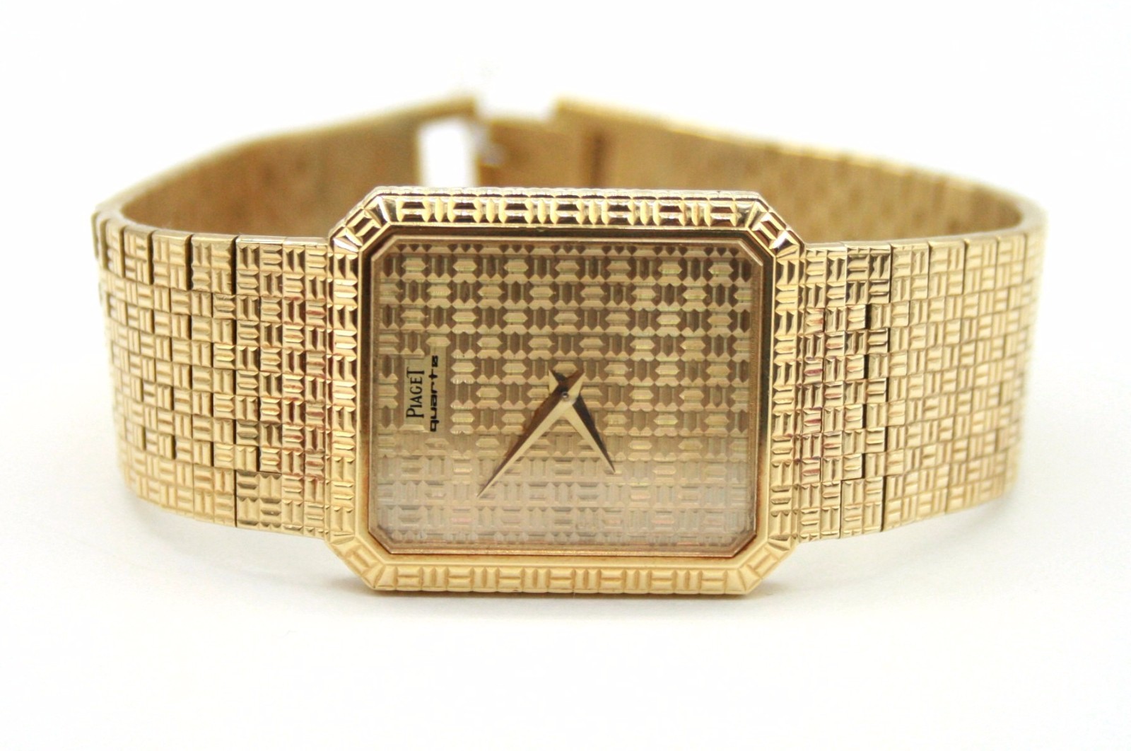 VINTAGE MEN`S PIAGET 18K YELLOW GOLD QUARTZ WATCH.24mmX28mm VINTAGE MEN`S PIAGET 18K YELLOW GOLD QUARTZ WATCH.24mmX28mm