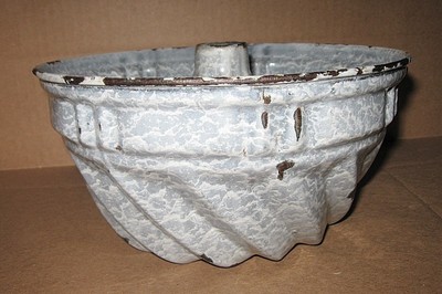 Vintage Early Mid 1900s Gray Swirl Spatter Graniteware Enamel BUNDT CAKE PAN