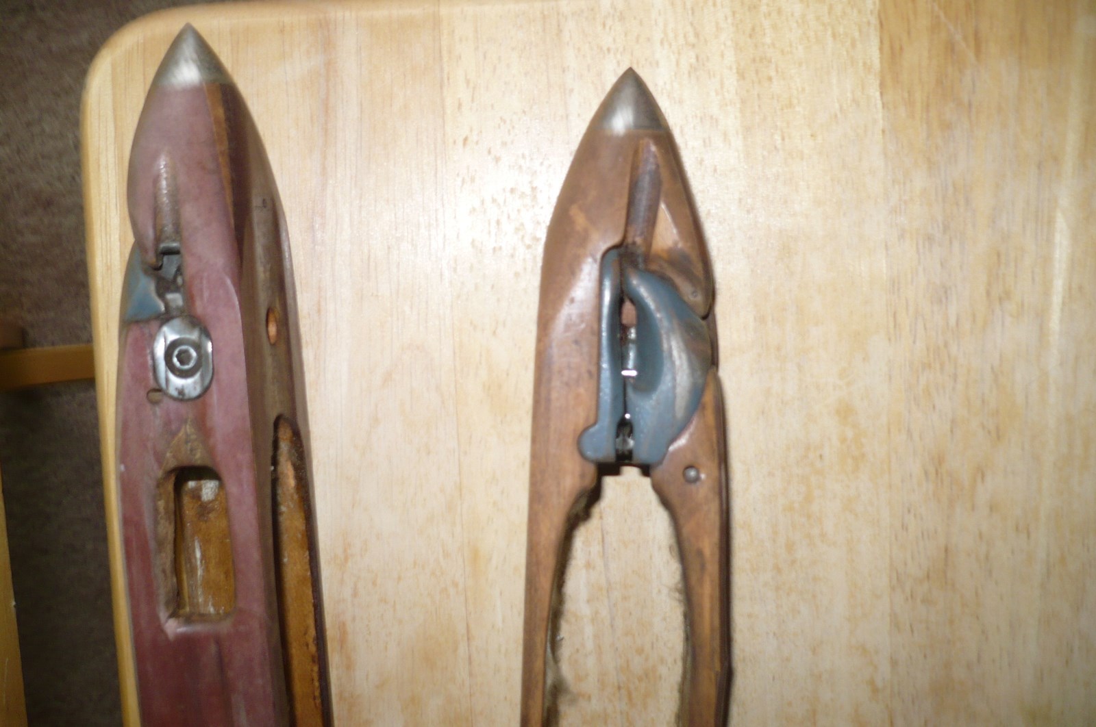 1 PAIR VTG DRAPER LOOM SHUTTLE WEAVING  BOBBINS