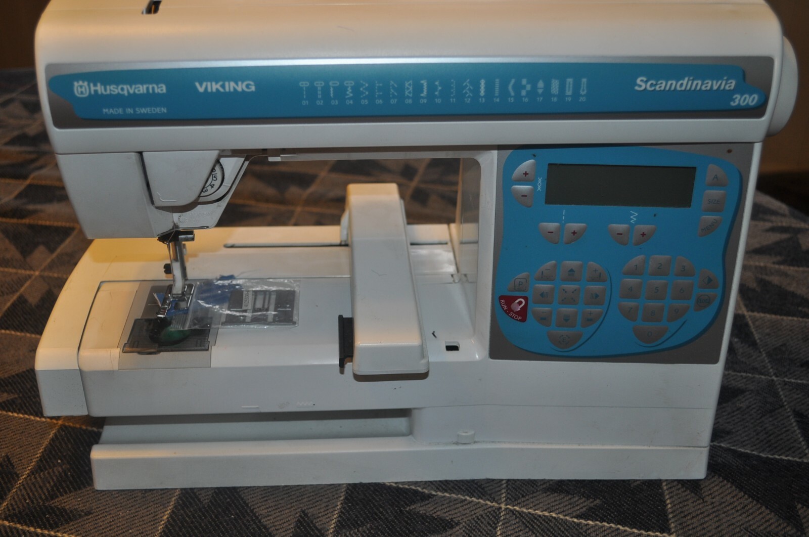 Husqvarna Viking Scandinavia 300 Electronic Sewing Machine