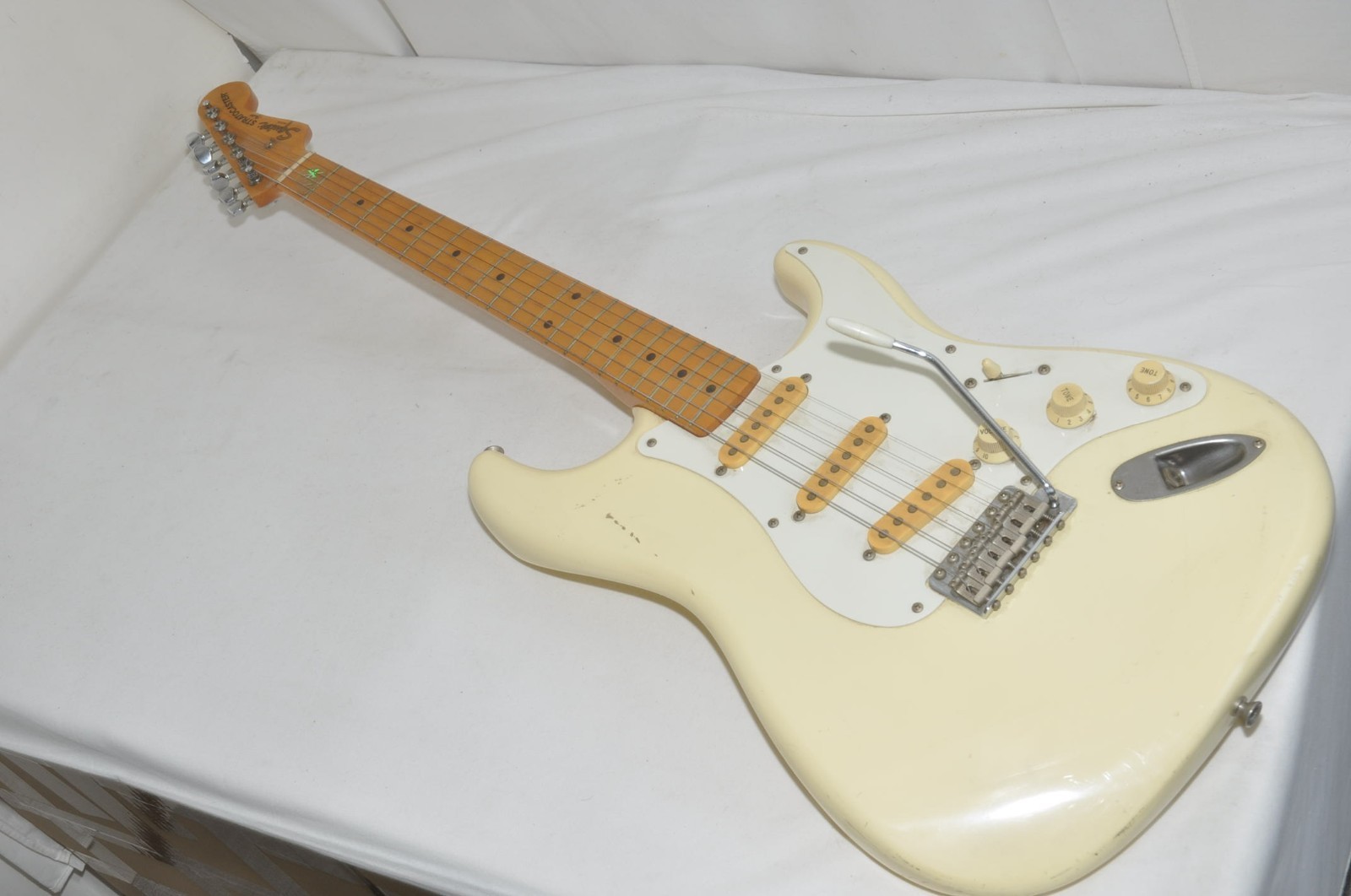 1980's Fender JAPAN Squier STRATOCASTER E681188 electric