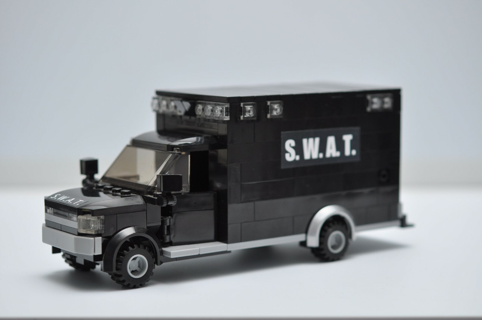 LEGO грузовик SWAT