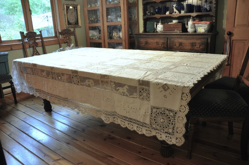 Stunning Antique White/Ecru Figural Needle Lace Cutwork Embroidery Tablecloth