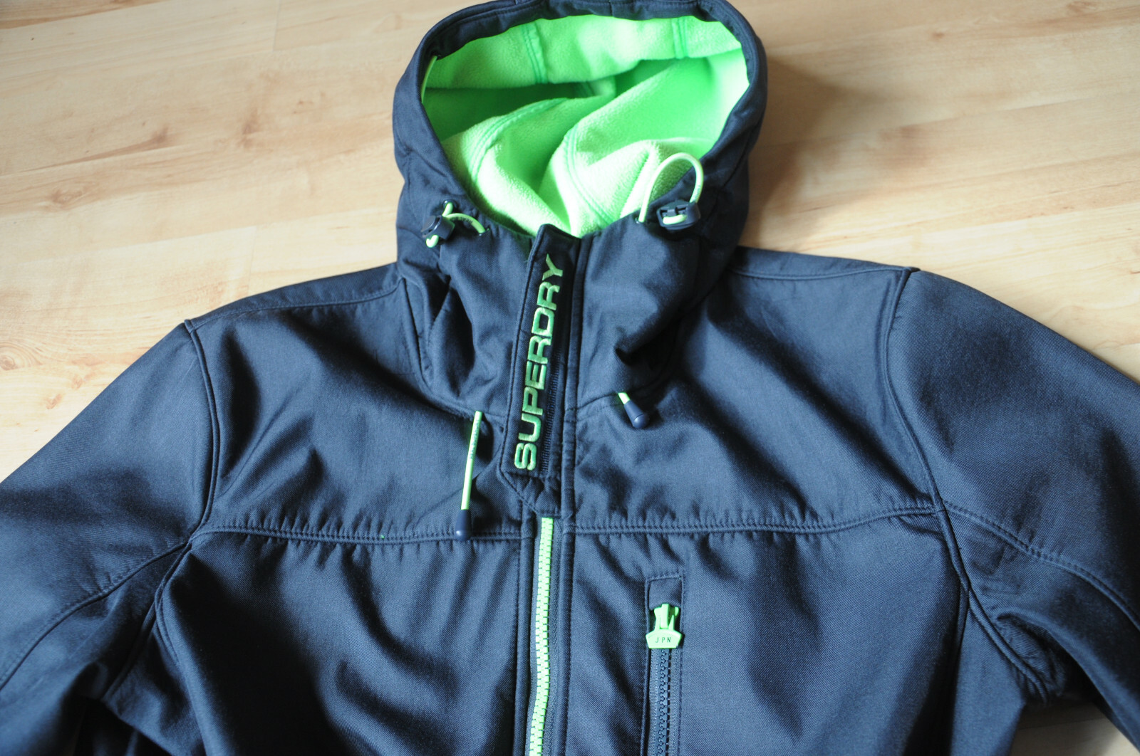 Мужская верхняя одежда Superdry Herrenjacke, Größe M, dunkelblau neongrün Мужская верхняя одежда Superdry Herrenjacke, Größe M, dunkelblau neongrün