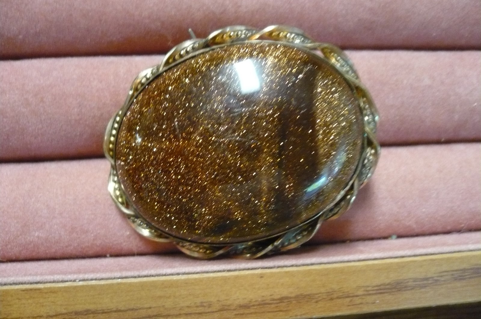 VINTAGE VICTORIAN GOLDSTONE BROOCH