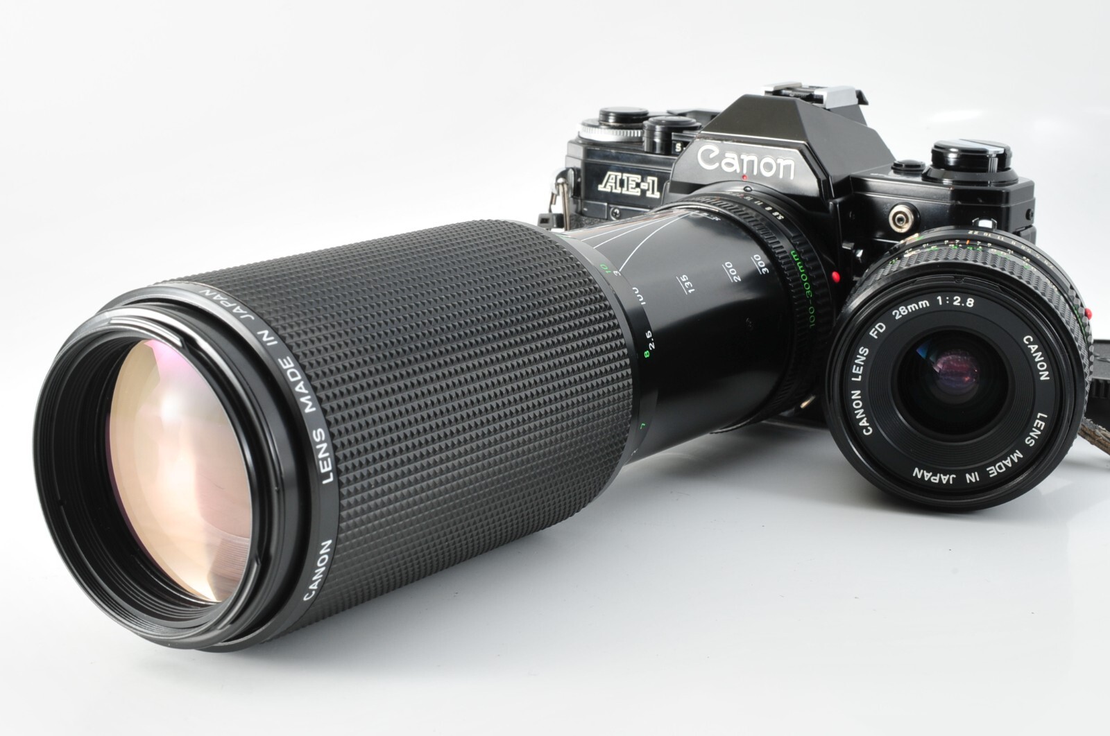 【美品】 Canon AE-1 / New FD 28mm 1:2.8 Canon AE-1 35mm Film Camera NEW FD 28mm f2.8 +100-300mm f5.6