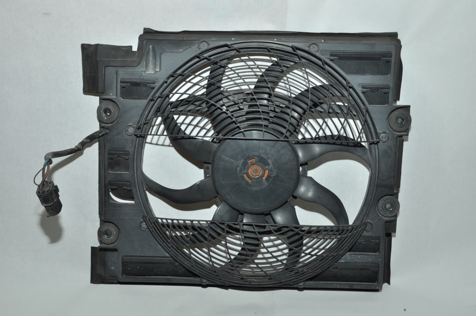 03 BMW 530i ELECTRIC RADIATOR COOLING FAN OEM 5 SERIES