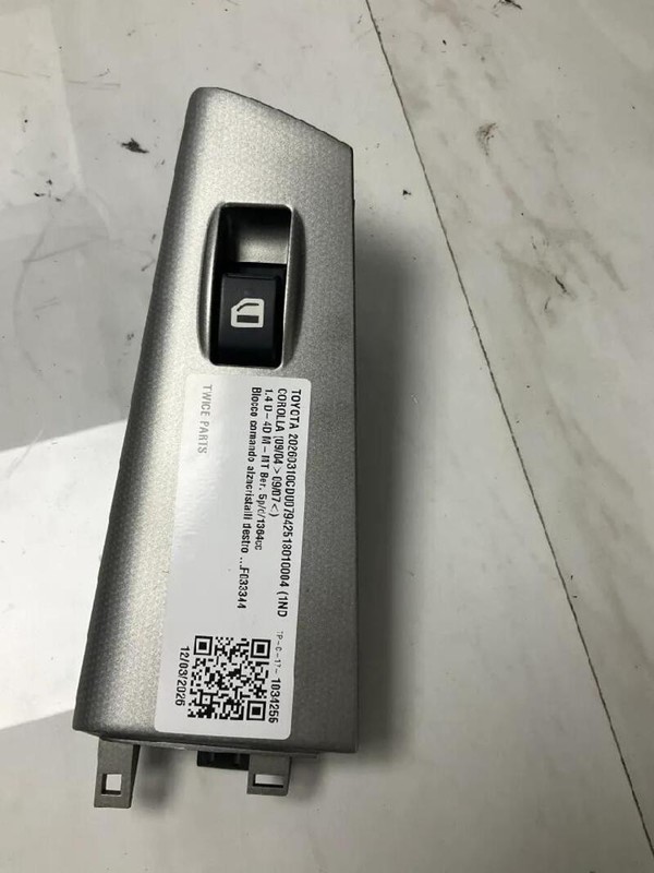 BLOCCO COMANDO ALZACRISTALLI DESTRO TOYOTA COROLLA (09/04>09/07<) 1.4 D-4D