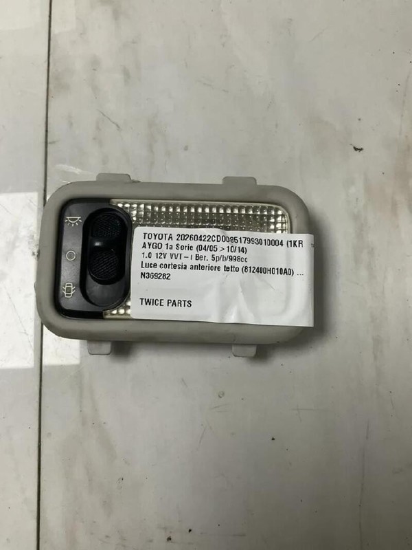 812400H010A0 LUCE CORTESIA ANTERIORE TETTO TOYOTA AYGO 1A SERIE (04/05>10/14)