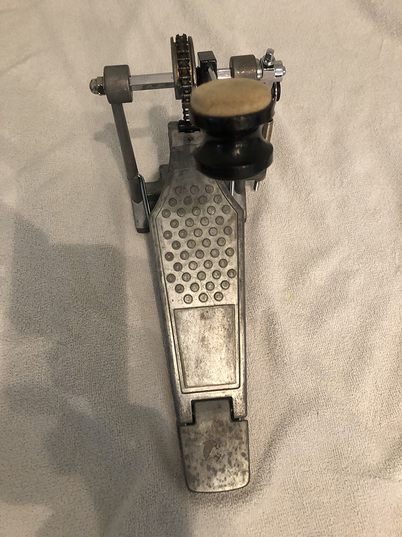 Vintage chain driven single bass pedal. Looks good, works great!
