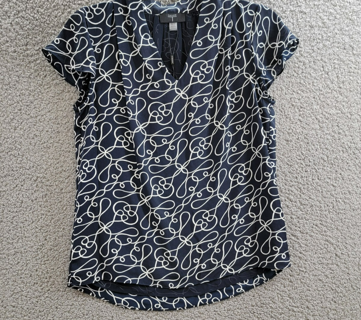 T Tahari Printed Blouse Women's XS Navy/White V-Neck Pleat Short Sleeve Pullover - Picture 2 of 16