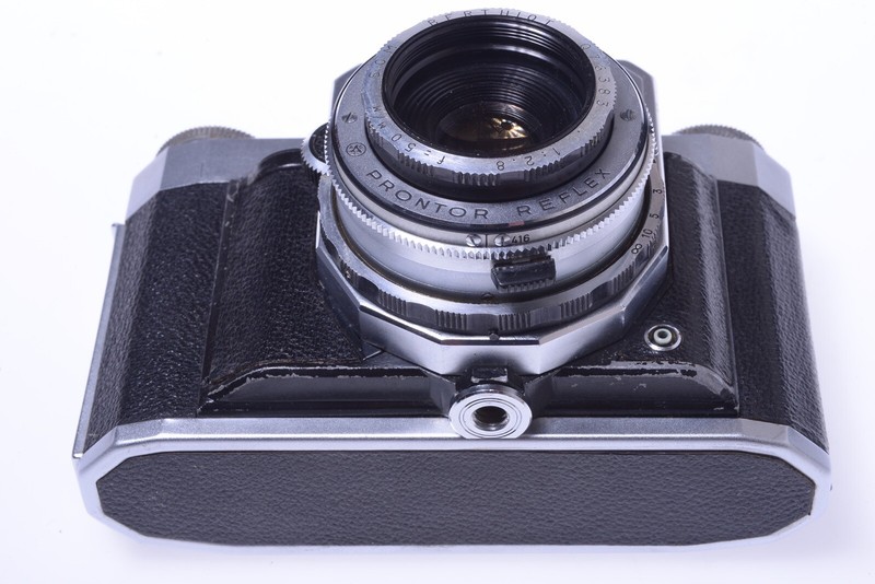 Savoyflex par Royer avec objectif SOM Berthiot 2.8/50mm, filtre Y étui