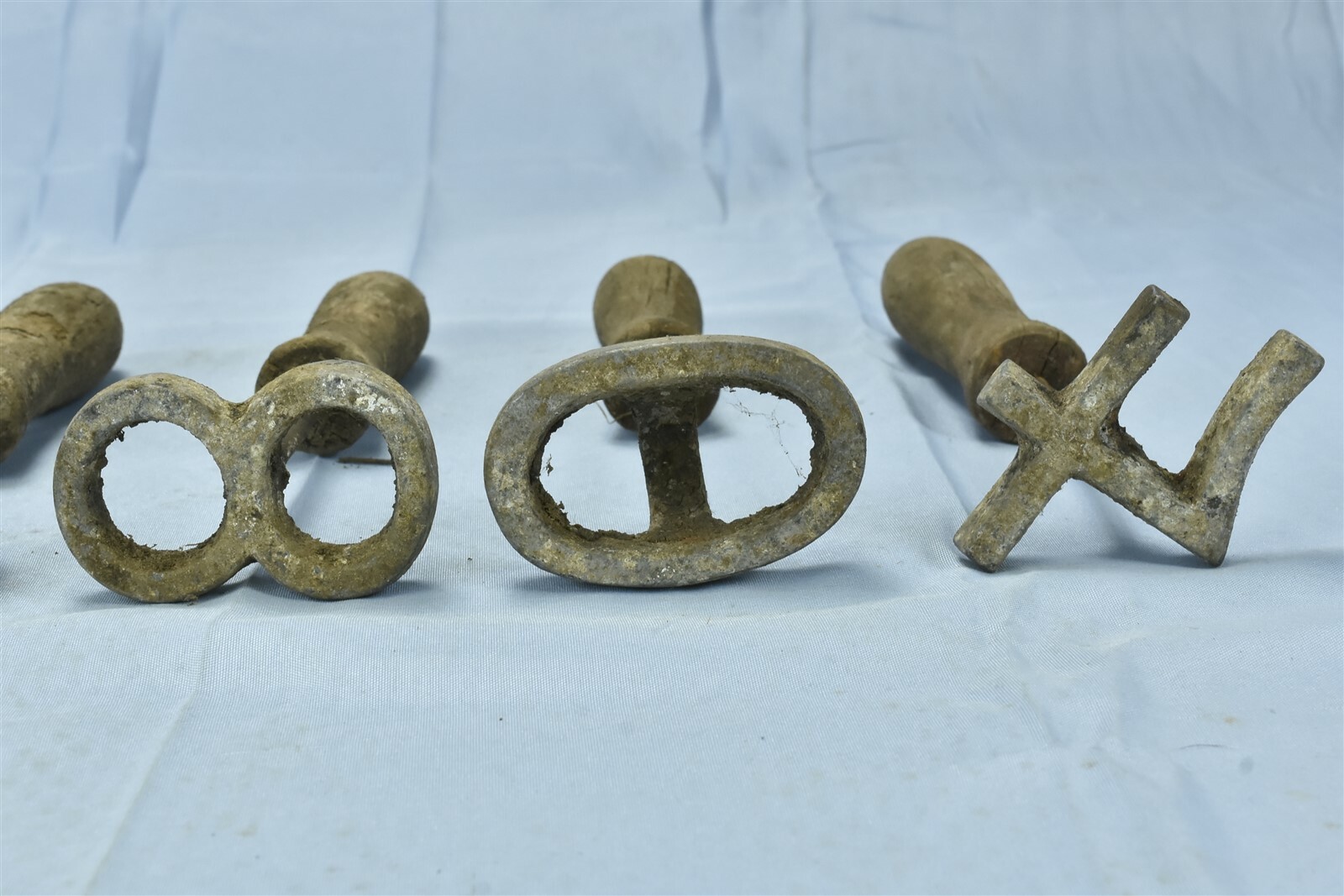 Antique SET 6 SHEEP CATTLE PAINT BRANDING IRONS WOOD HANDLE METAL NUMBER #06807