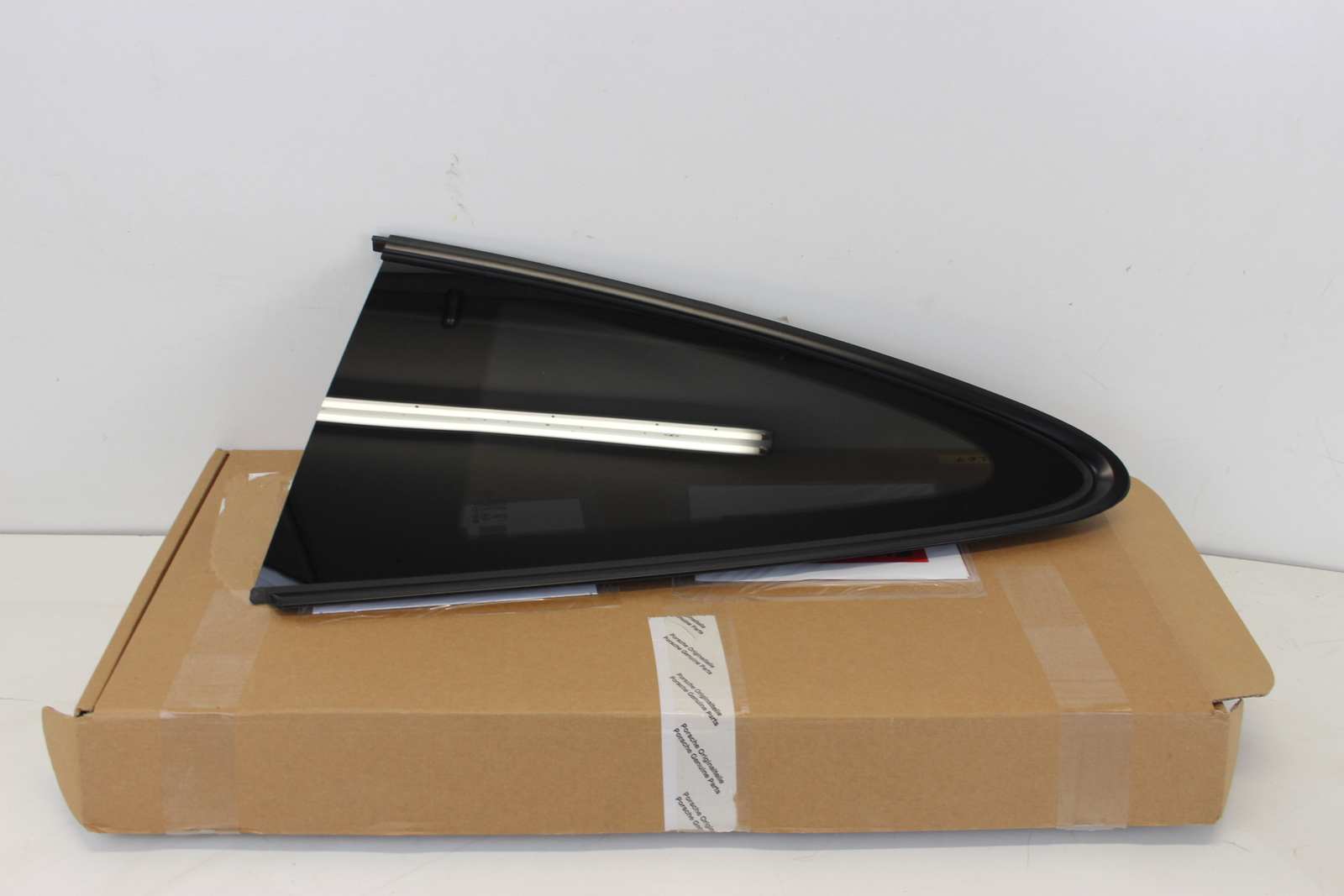 Porsche 992 GT3 vitre latérale droite 992845297AB03C garniture noire