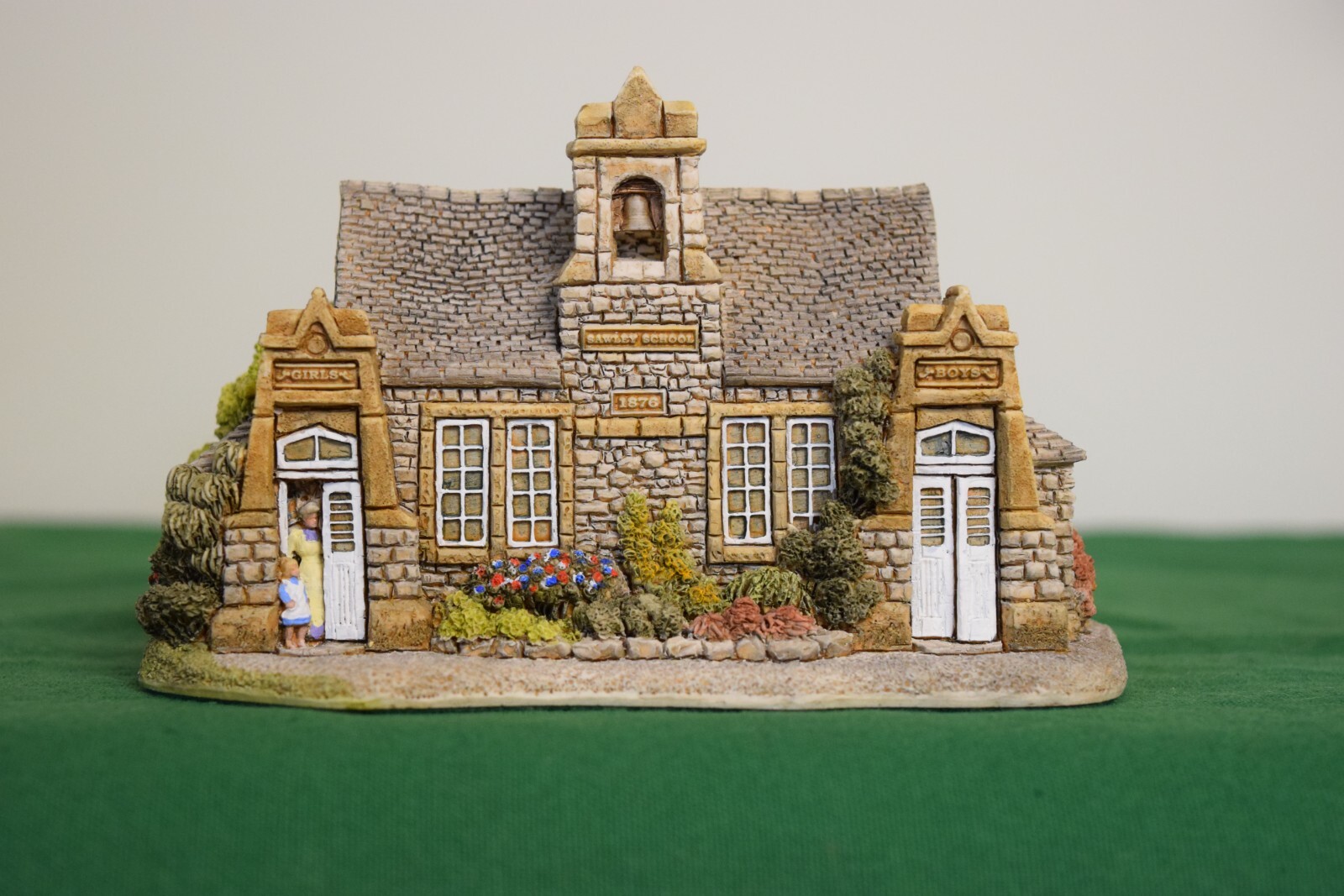 VILLAGE SCHOOL by Lilliput Lane 3.25