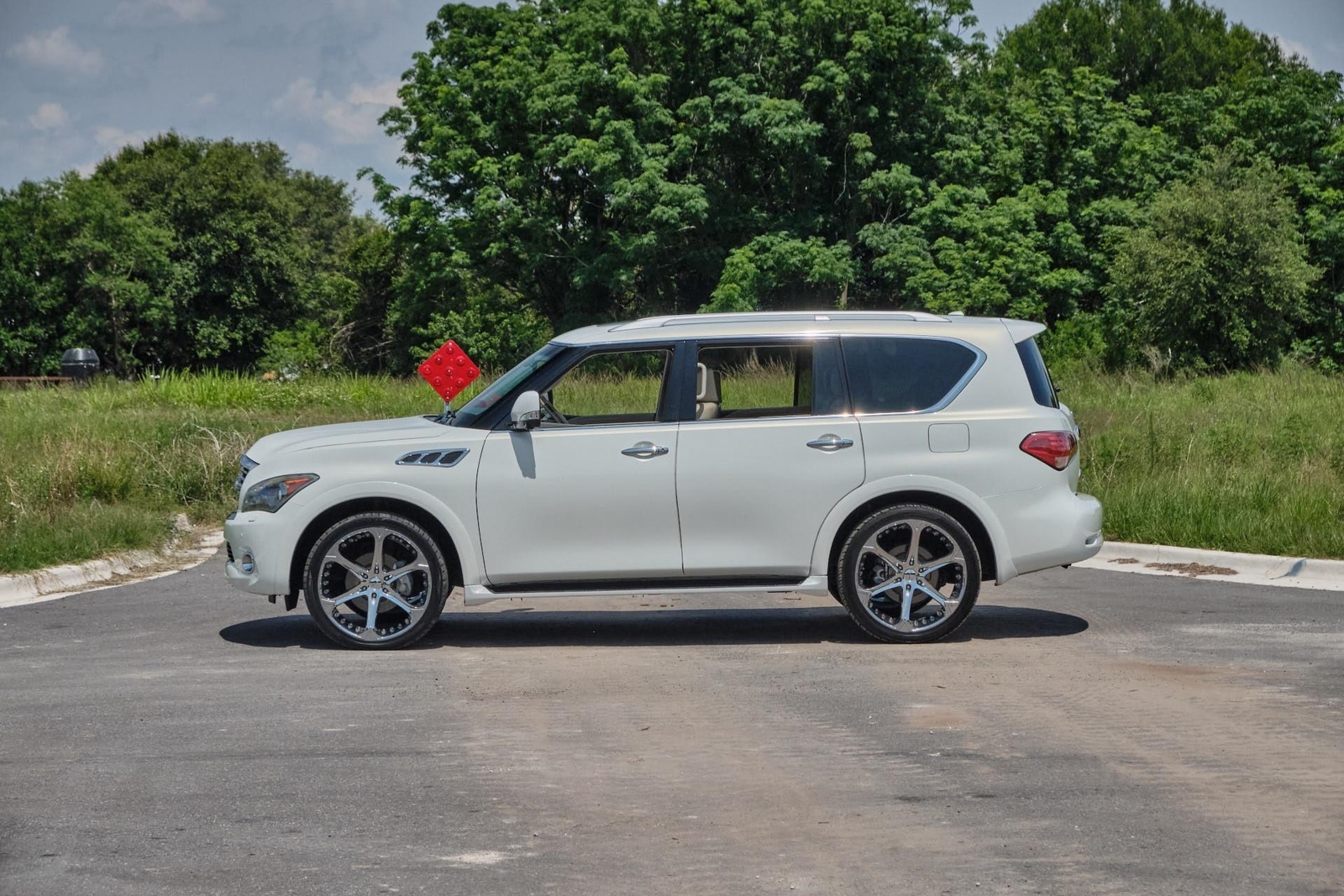 Owner 2012 Infiniti QX56 4 Wheel Drive with Custom Rims White