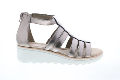 

Clarks Jillian Nina 26150029 Женские серые парусиновые гладиаторы на плоской подошве с молнией 9,5, Серый, Clarks Jillian Nina