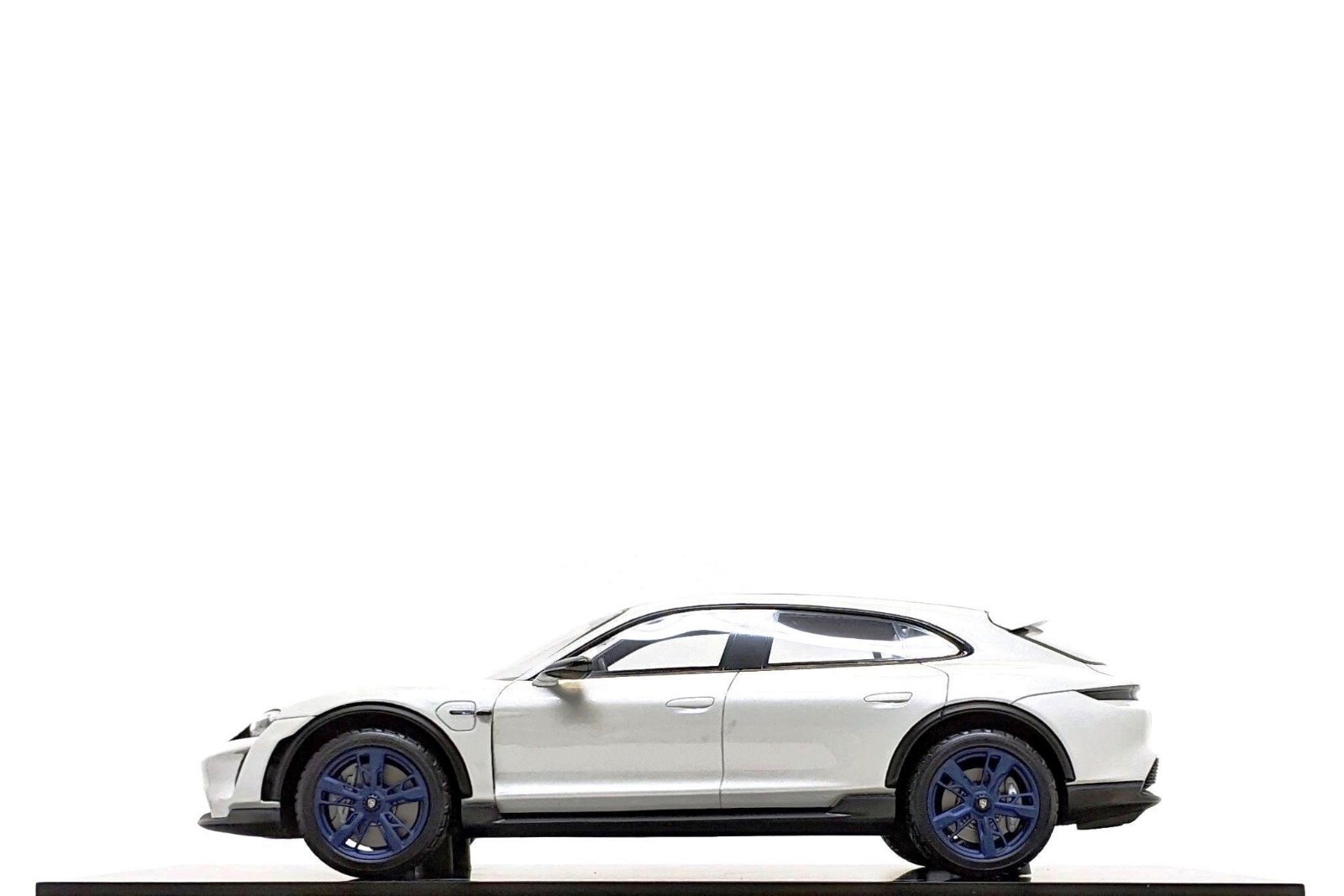 1/43 特注 ポルシェ Mission E Cross Turismo Spark 1:18 Porsche Mission E Cross Turismo in Light Grey w