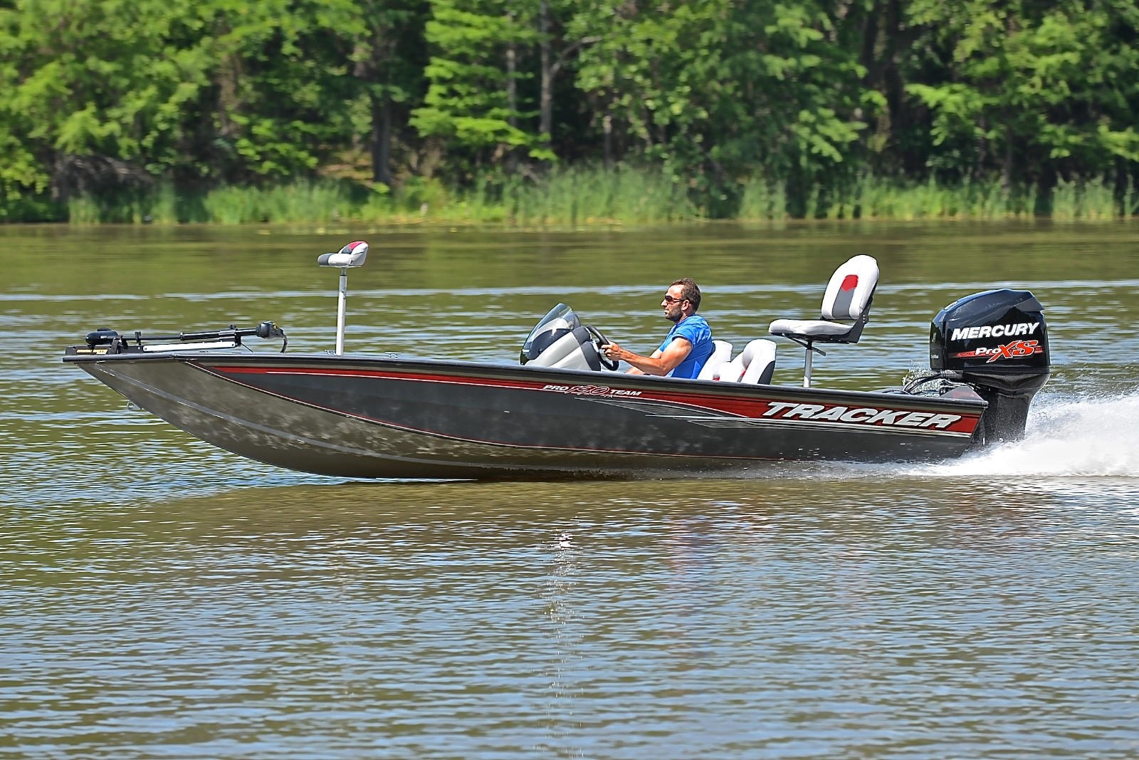 BASS TRACKER 190 TX....115 HP.....ONLY 30 HOURS