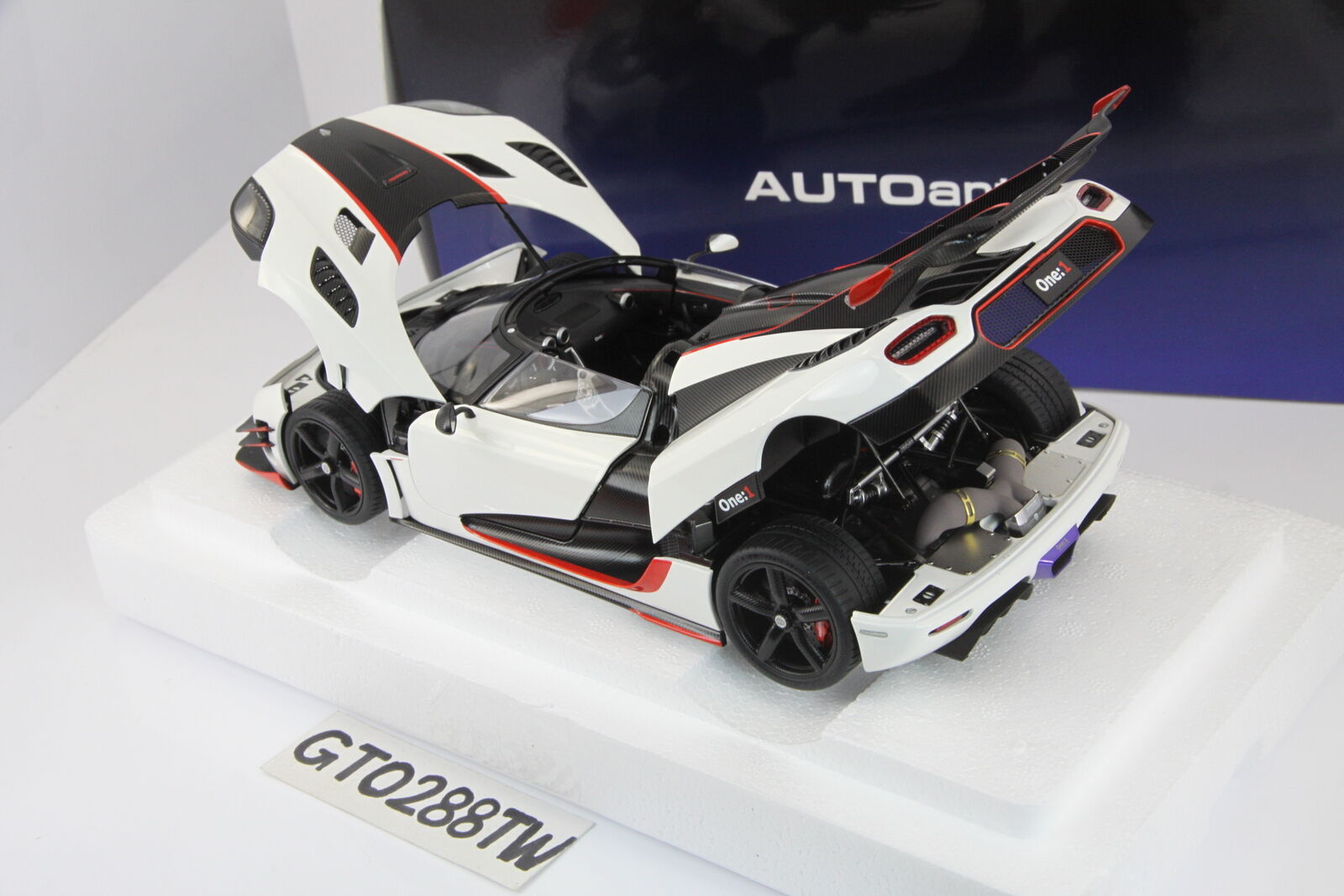 AUTOart 1:18 scale Koenigsegg One:1 (White/Carbon Black AUTOart 1:18 scale Koenigsegg One:1 (White/Carbon Black