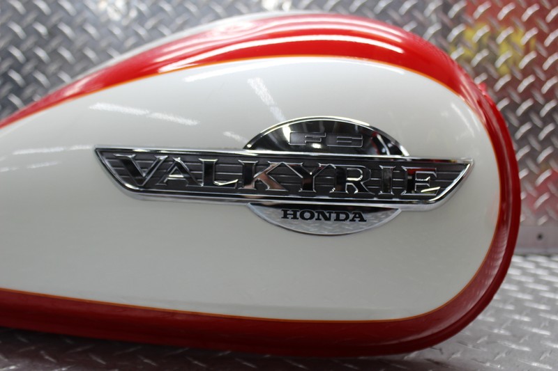 HONDA バイクタンク ホワイト/レッド 1997 HONDA VALKYRIE 1500 GL1500CT TOUR RED/WHITE GAS TANK