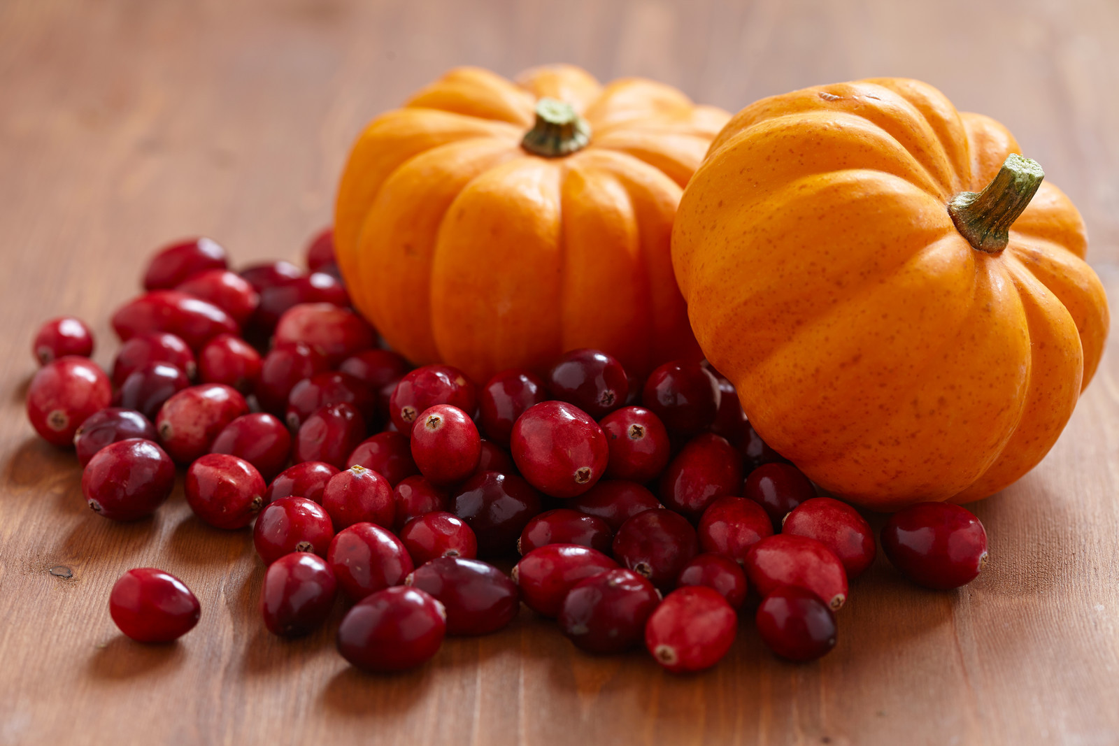 тыква клюква. тыква на рынке. солома тыква клюква. чучело с тыквой. тыква оранжевая фото.