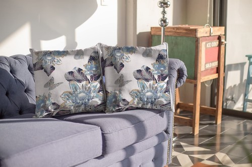 20 Серо-белая замшевая подушка в виде бабочки