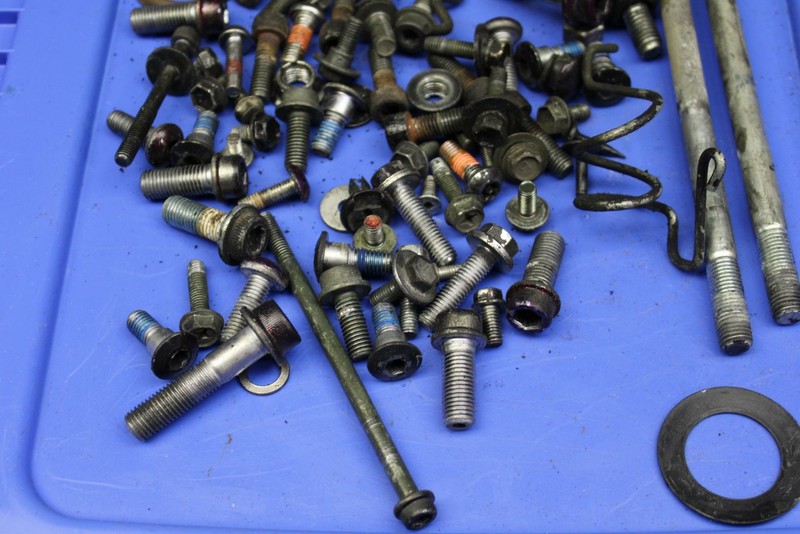 0506 SUZUKI GSXR1000 LEFTOVER MOUNTING BOLTS HARDWARE MOTOR SCREWS