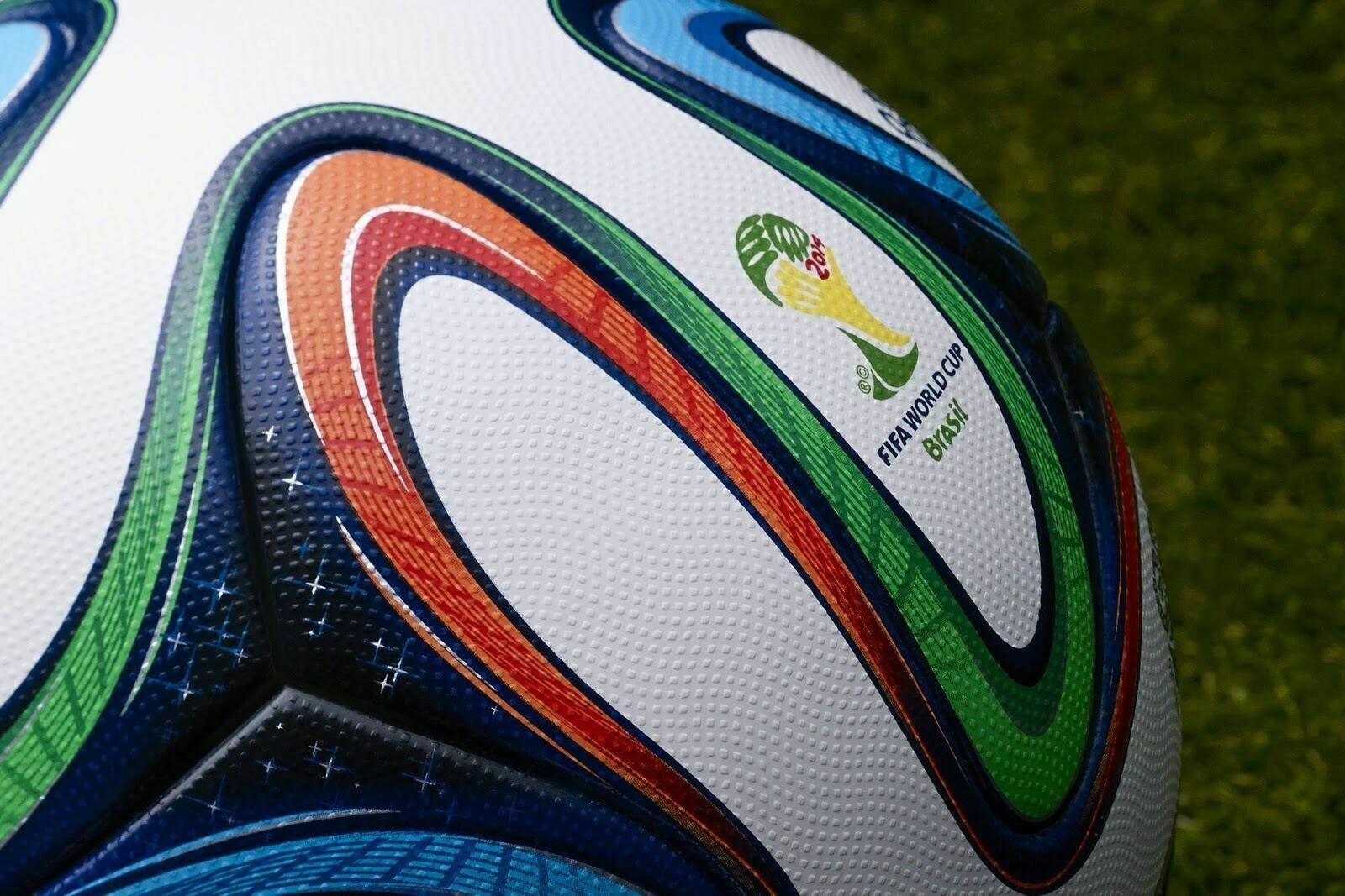 Футбольный мяч adidas Brazuca