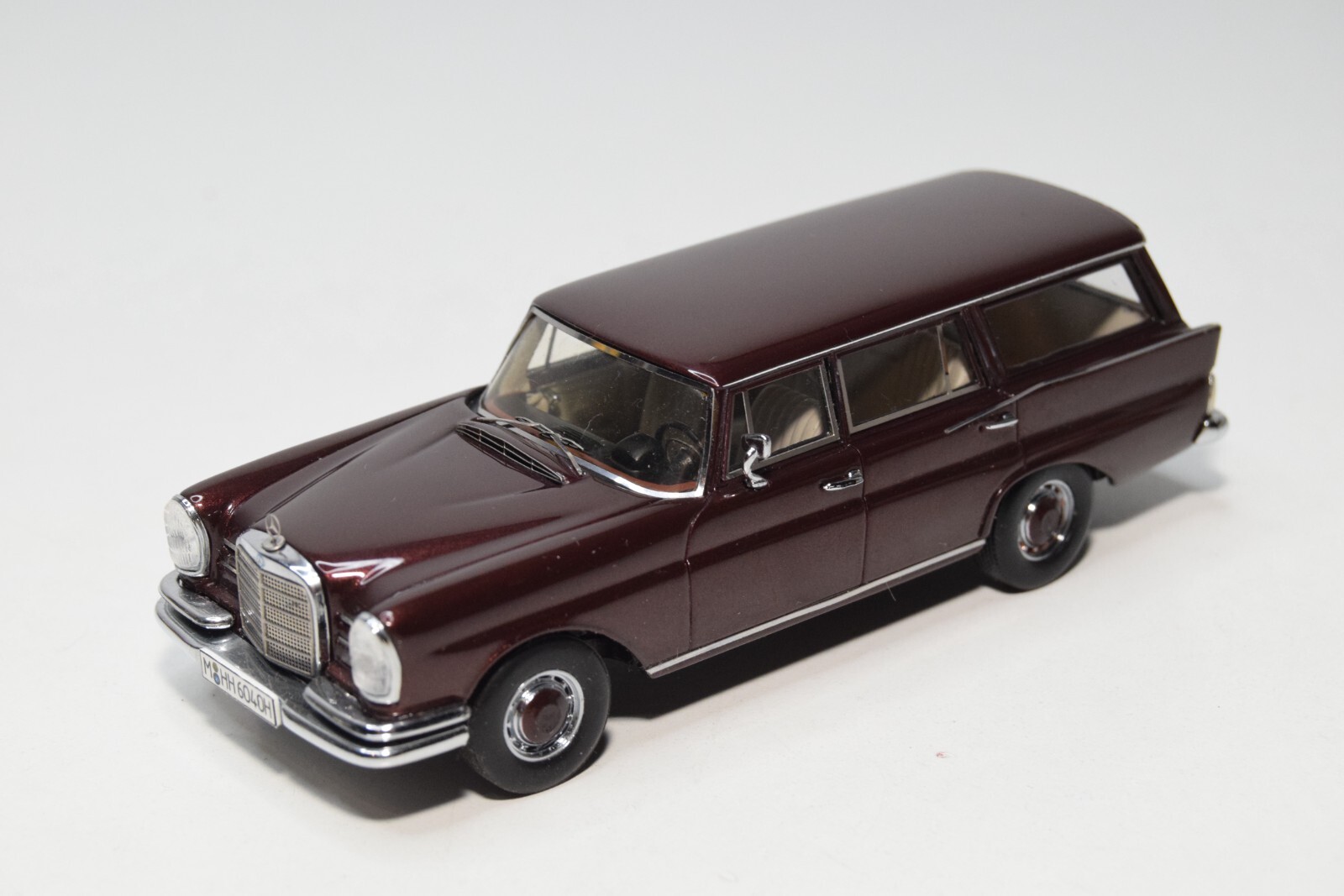 ミニカー Mercedes-Benz 230 S 1:43 SPARK B67 1:43 SPARK MERCEDES-BENZ 230S 230 S UNIVERSAL MET. BROWN