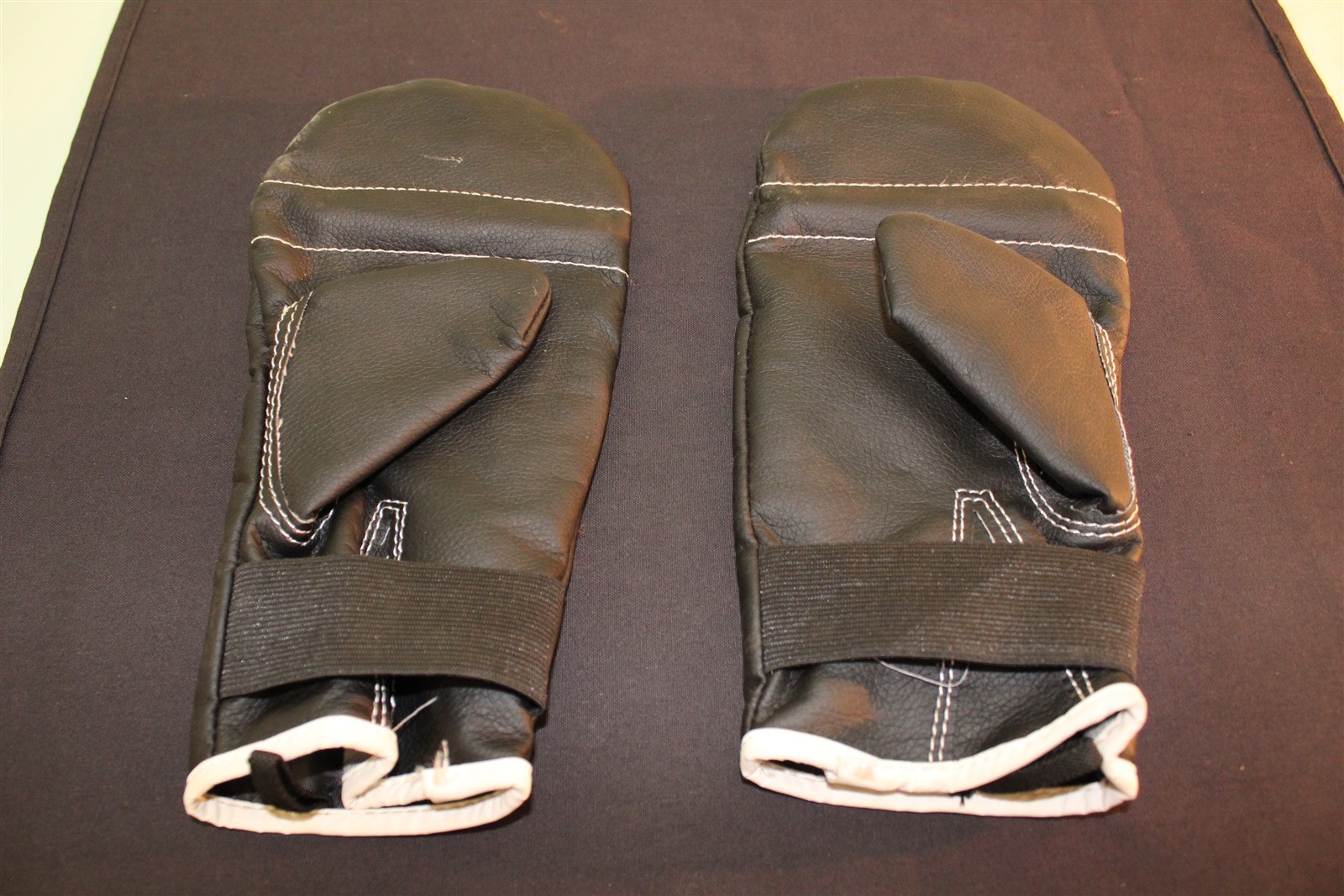 TAP OUT Pleather Training Boxing Bag Gloves Great Condition 4