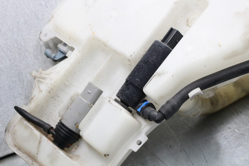 0911 BMW E90 E92 328XI SEDAN WINDSHIELD WASHER TANK RESERVOIR BOTTLE