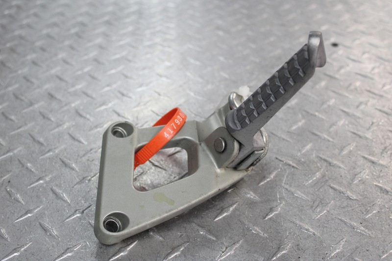 1993 KAWASAKI NINJA ZX6 ZX600E LEFT REAR BACK PASSENGER PEG | eBay