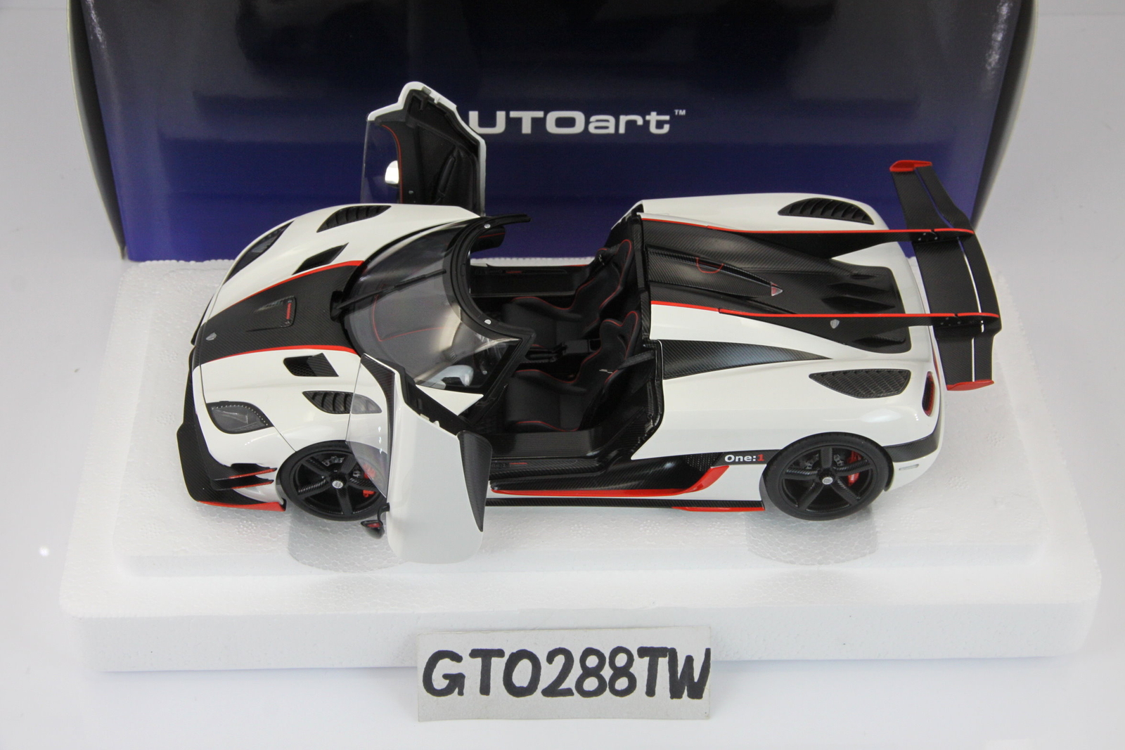 AUTOart 1:18 scale Koenigsegg One:1 (White/Carbon Black AUTOart 1:18 scale Koenigsegg One:1 (White/Carbon Black