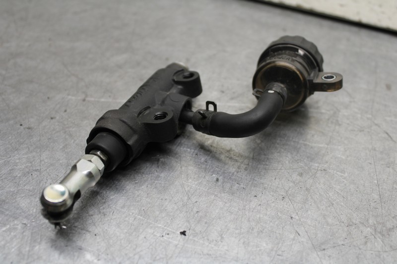 16 KAWASAKI NINJA ZX10R REAR BRAKE MASTER CYLINDER W 16 KAWASAKI NINJA ZX10R REAR BRAKE MASTER CYLINDER W