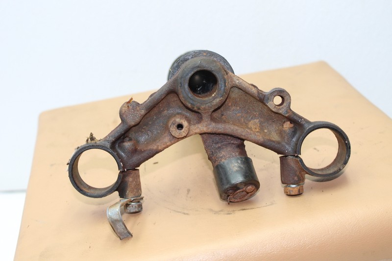1972 HONDA CB175 (#323) TRIPLE TREE STEERING STEM FORK CLAMP lock