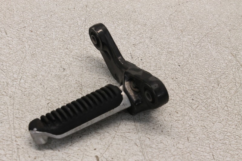 04 SUZUKI KATANA 600 GSX600F RIGHT FRONT FOOT REST PEG STEP 43531