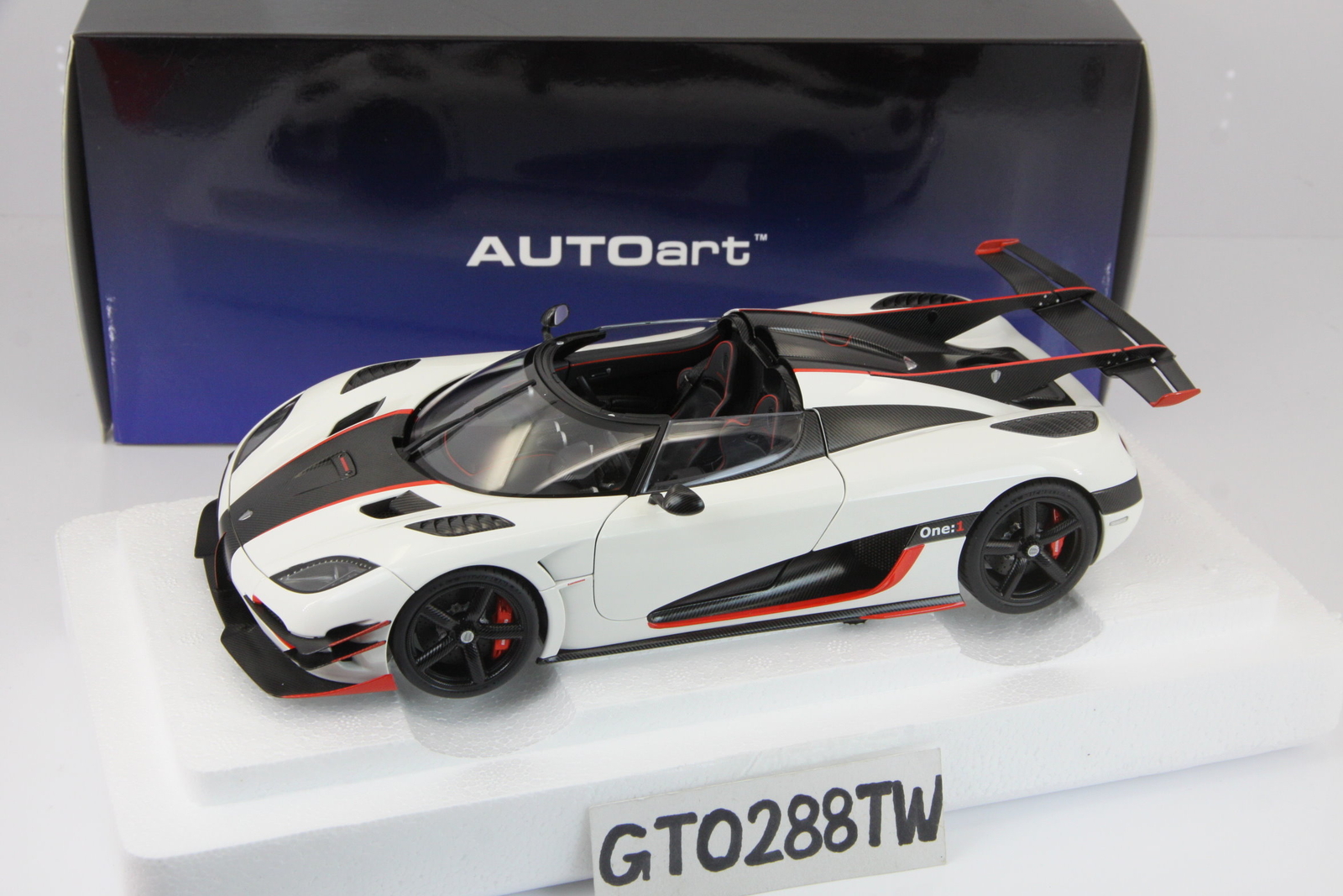 AUTOart 1:18 scale Koenigsegg One:1 (White/Carbon Black
