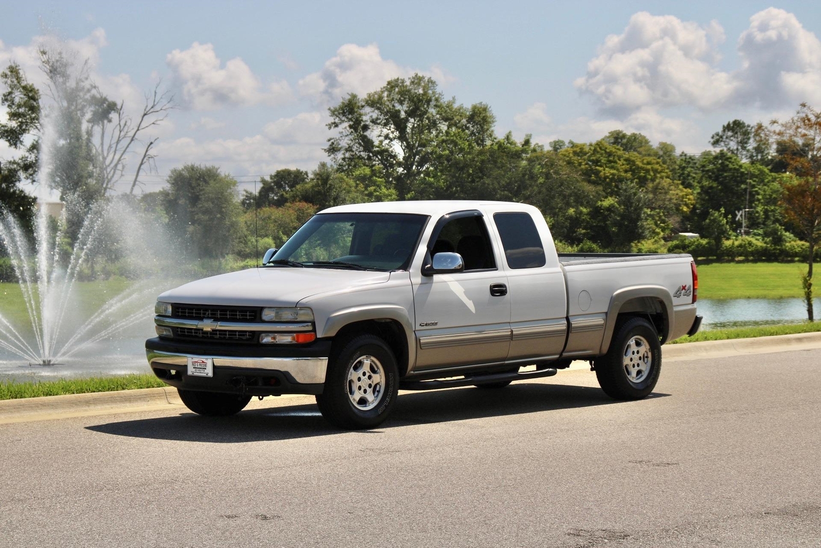 2000 Chevrolet  Silverado 4X4 5.3 Liter LS V8 Engine, Like New White