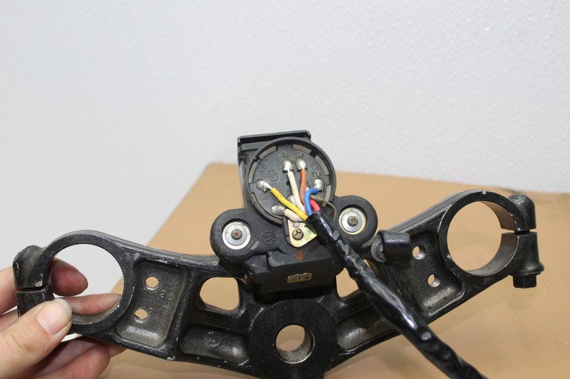 KAWASAKI NINJA ZX750 TRIPLE TREE TOP IGNITION SWITCH LOCK *NO KEY