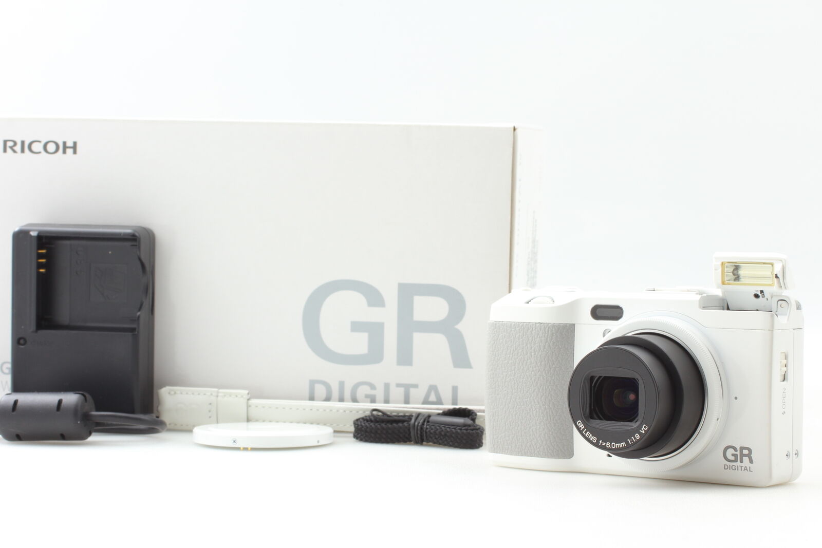 MINT IN BOX* Ricoh GR Digital IV 4 White Edition 10.4MP MINT IN BOX* Ricoh GR Digital IV 4 White Edition 10.4MP