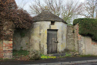 Photo 12x8 Former Village Lock Up, Heytesbury This curious little building c2020