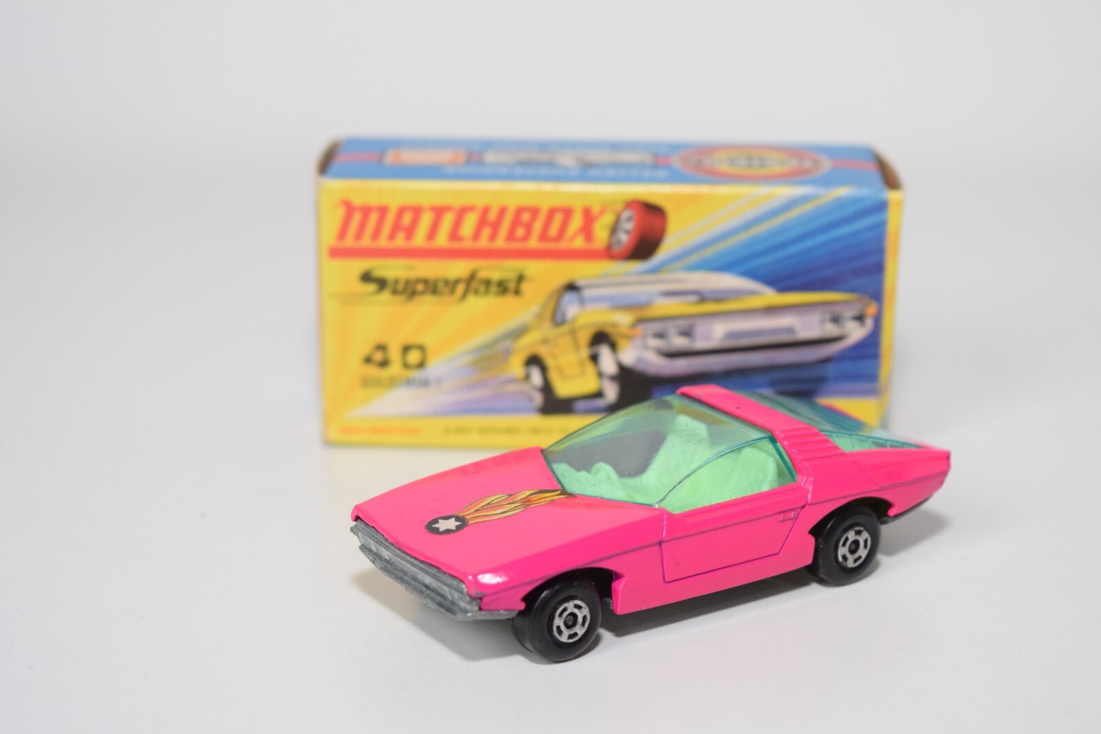 A94 1:64 3 INCH MATCHBOX SUPERFAST 40 GUILDSMAN 1 PINK NMIB