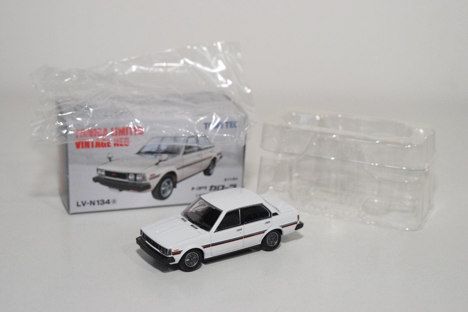 A94 1:64 3 INCH TOMICA TOMY VINTAGE LV-N134A TOYOTA CORROLA