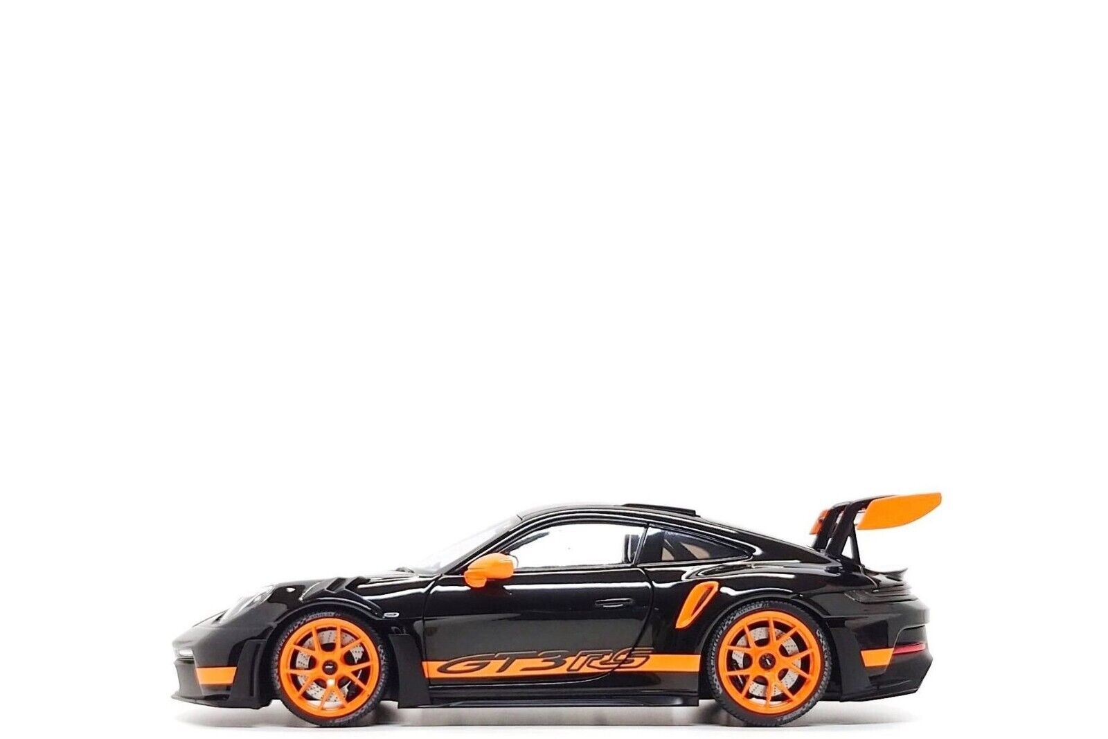 Minichamps 1:18 Porsche 911 GT3 RS (992) in Black / Orange Minichamps 1:18 Porsche 911 GT3 RS (992) in Black / Orange
