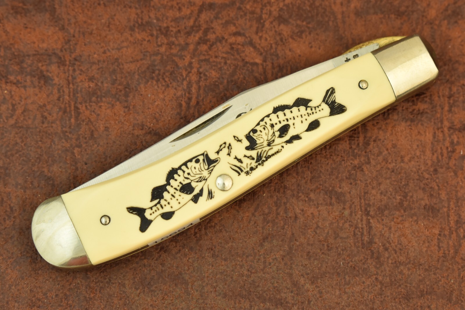 SCHRADE MADE IN USA SCRIMSHAW LARGE MOUTH BASS LINER TRAPPER KNIFE