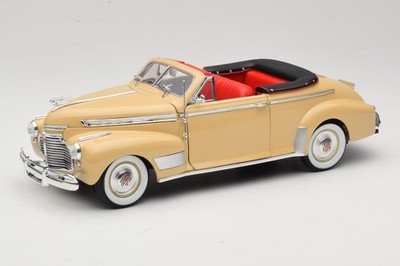 Chevrolet Deluxe Convertible Beige 1:18 Eagle Collectibles | 3022518