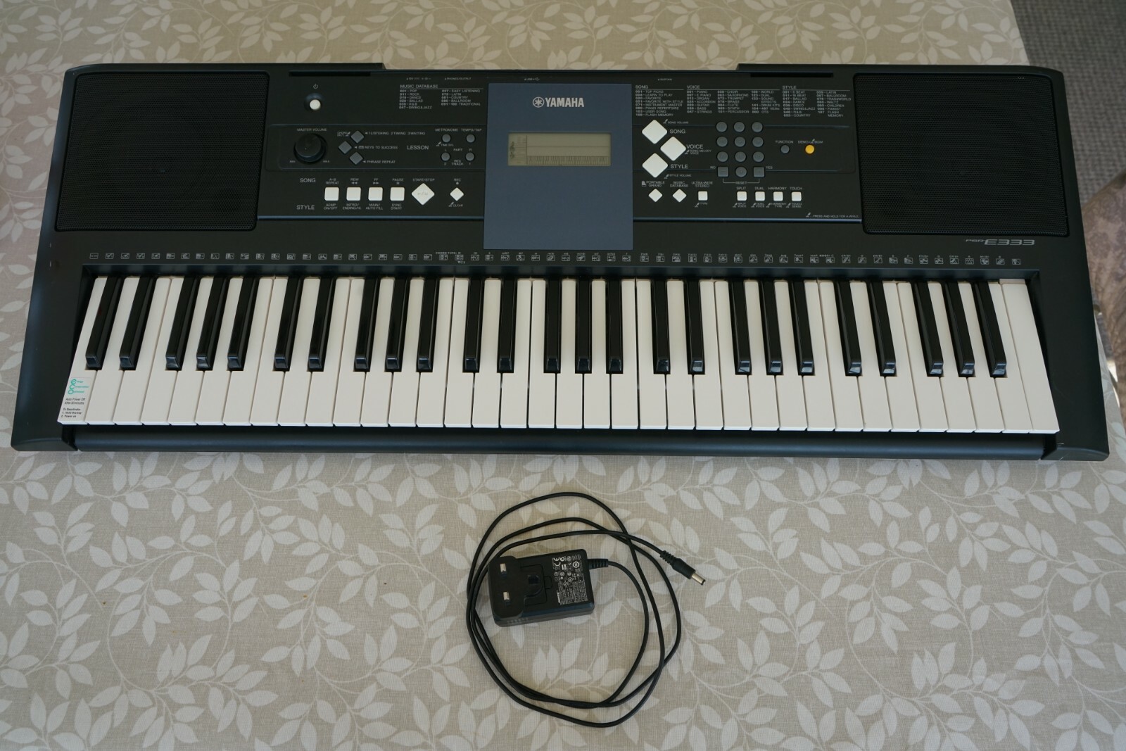 Yamaha PSR-E333 Keyboardfeatures a touch sensitive keyboard (Good