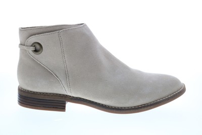 

Clarks Camzin Bow 26146516 Женские серые замшевые ботильоны и ботильоны на молнии 9.5, Серый, Clarks Camzin Bow